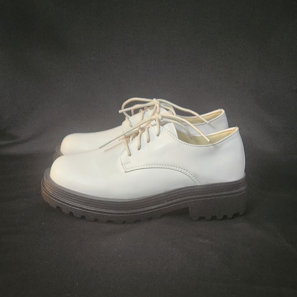 Shoes - Women's White Chunky Oxfords Size 7.5